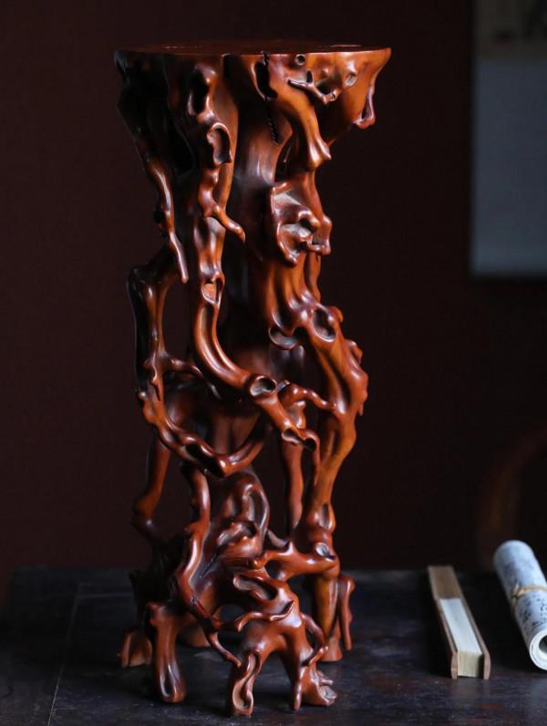 欣賞一下黃楊木做舊盤根底座琢刻隨形擺件