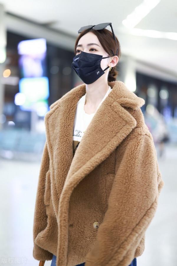 吳謹言穿棕色羊羔絨外套搭配破洞牛仔褲,腳踩白色短靴可愛減齡 吳謹言穿棕色羊羔絨外套搭配破洞牛仔褲,腳踩白色短靴可愛減齡