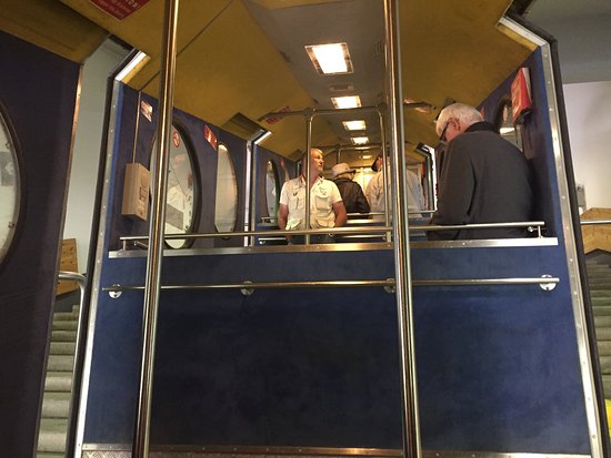 卡普倫災難：12人穿過火焰逃生！最絕望死法：152人隧道里被烤乾