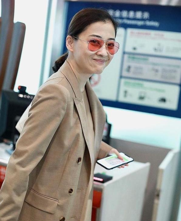 梅婷不僅素顏還穿個“睡褲”出鏡，面部顯老又怎樣？依舊那麼的美