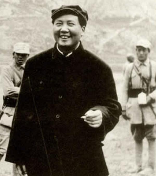 重慶談判時，每天抽50支菸的毛主席，被蔣介石評價：毛此人不可輕視