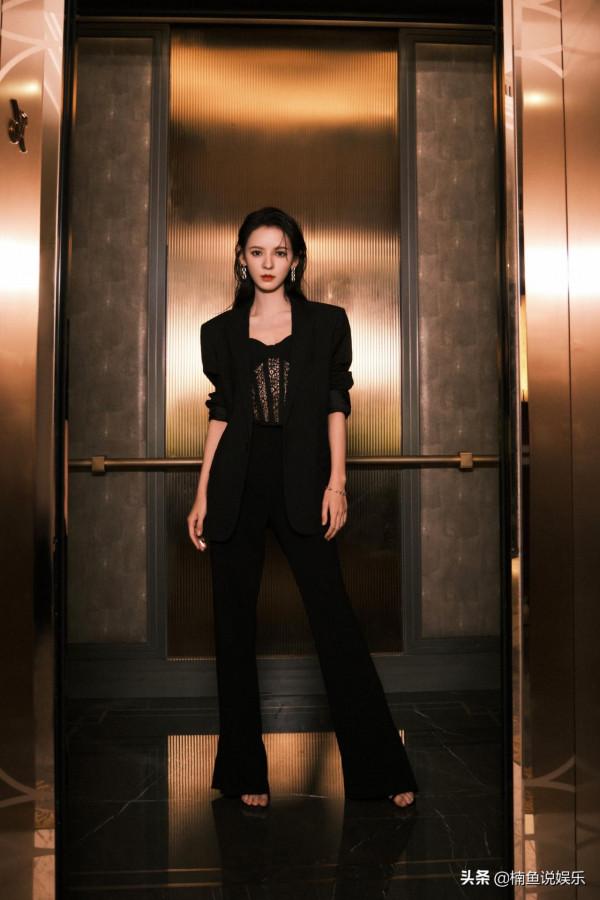 有一種女霸總叫張予曦,微卷長髮巴掌臉,西裝造型又A又颯 有一種女霸總叫張予曦,微卷長髮巴掌臉,西裝造型又A又颯