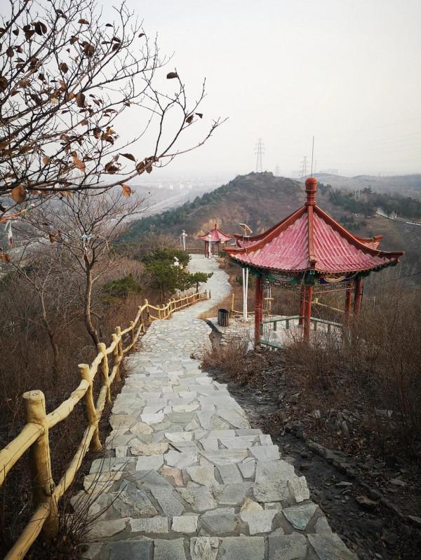 臥虎山頭看房山 臥虎山頭看房山