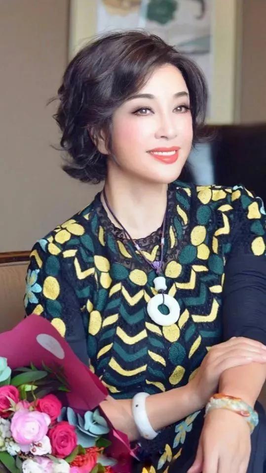 &OpenCurlyDoubleQuote;老妖精&rdquo;劉曉慶：高貴大氣迷人