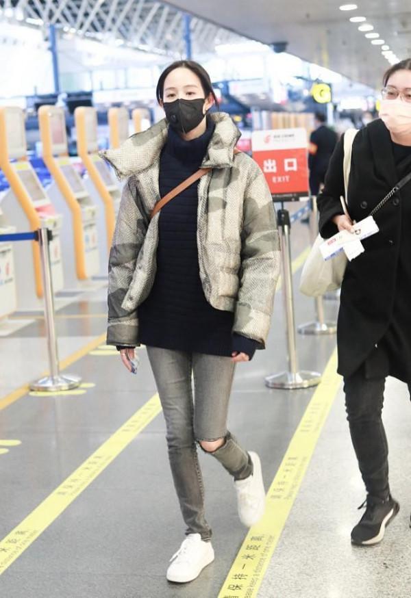 張鈞甯冬天裡穿著真隨性，羽絨服配牛仔褲，素顏出鏡很自然