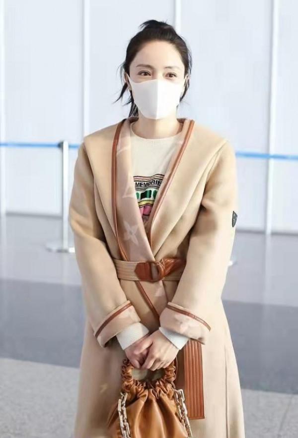 董璇看起來還是很年輕，穿大衣簡約又顯氣質，美得不像“阿姨輩”