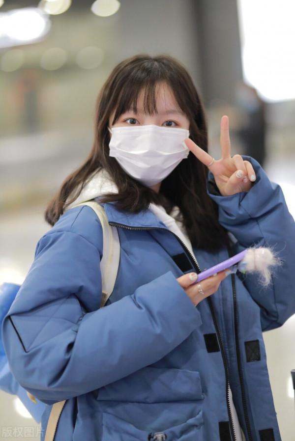 朱林雨現身成都機場 素顏更顯青春稚氣好似鄰家妹妹