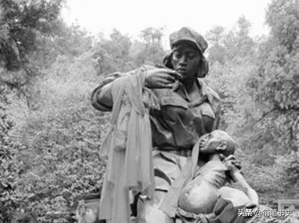 1986年，一位73歲老婦人走進烈士陵園，指著一塊墓碑說：這就是我