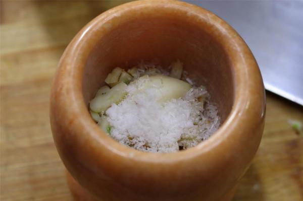 我家做涼拌茄子，不用上鍋蒸，茄子不變色，水汽少，入味好吃