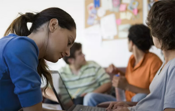 媽寶男VS嬌嬌女:“雞娃”教育養大的新一代巨嬰 媽寶男VS嬌嬌女:“雞娃”教育養大的新一代巨嬰