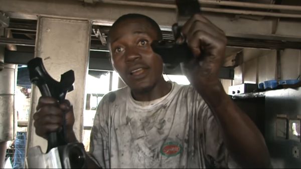 非洲瘋狂貨輪,竟然載上了2000人,遠遠看去就像一個漂浮的貧民窟 非洲瘋狂貨輪,竟然載上了2000人,遠遠看去就像一個漂浮的貧民窟