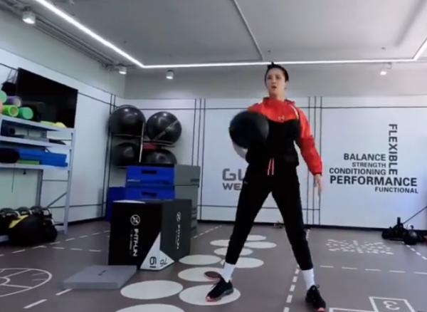 張歆藝曬健身照片,動作十分專業令人意外,長期堅持鍛鍊很是自律 張歆藝曬健身照片,動作十分專業令人意外,長期堅持鍛鍊很是自律