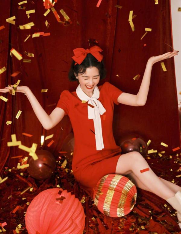 毛曉彤&OpenCurlyDoubleQuote;開春&rdquo;穿搭太美了，穿紅色襯衫裙甜美減齡，像大學生一樣