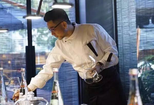 從不起眼的小攤,到身價過億,擁有上百家餐廳,秘訣就是“玩”? 從不起眼的小攤,到身價過億,擁有上百家餐廳,秘訣就是“玩”?