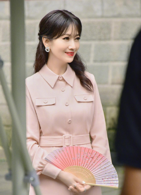 趙雅芝的美貌真不是吹的！穿襯衫裙優雅甜美，哪裡像是66歲的奶奶