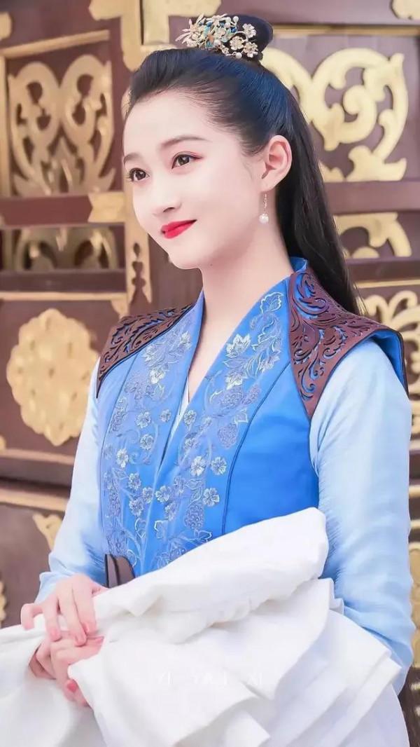 穿上古裝片，關曉彤美翻了