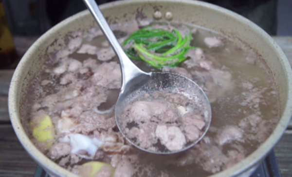 燉大骨頭湯，牢記&quot;2不放&quot;的訣竅，湯汁濃白不油膩，營養全保留