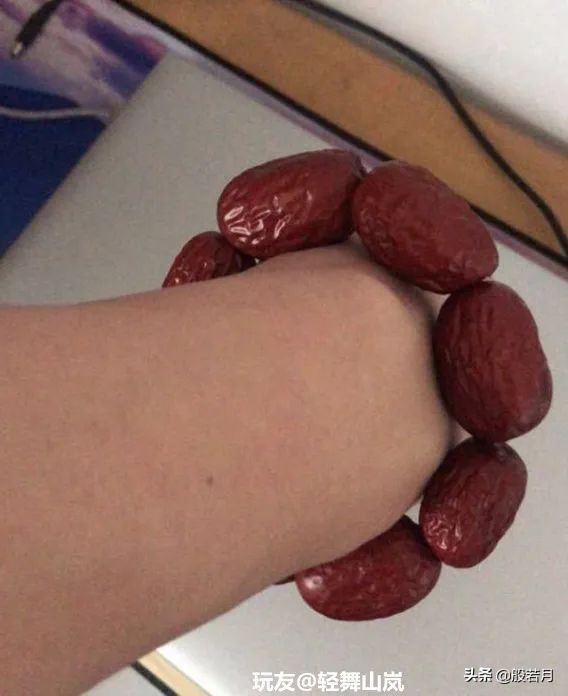 寶友，你看我撿的這顆綠松石，怎！麼！樣