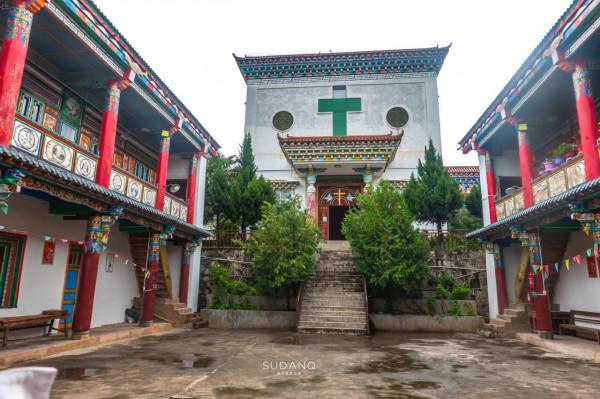 這是西藏唯一的天主教堂,當地80%村民信奉天主教,喜歡喝葡萄酒 這是西藏唯一的天主教堂,當地80%村民信奉天主教,喜歡喝葡萄酒