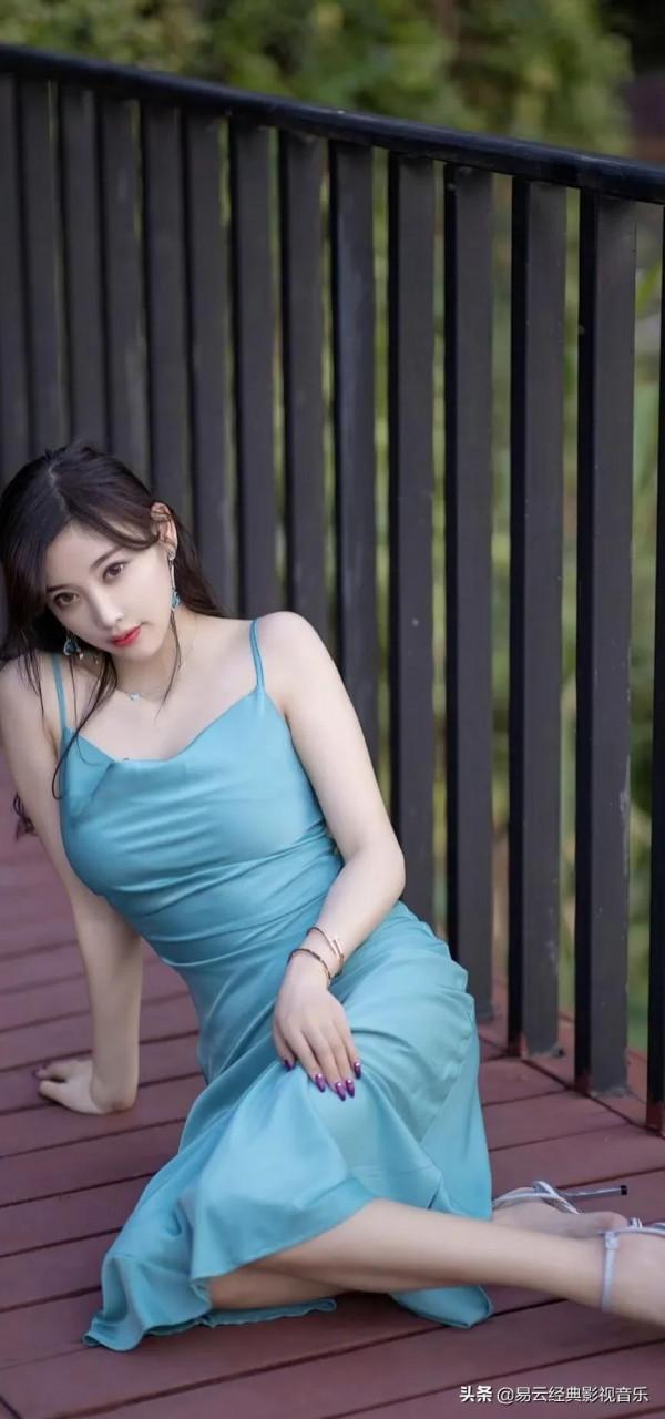 時尚簡單連體裙，搭配不同服飾，適合職業女性宴會會友