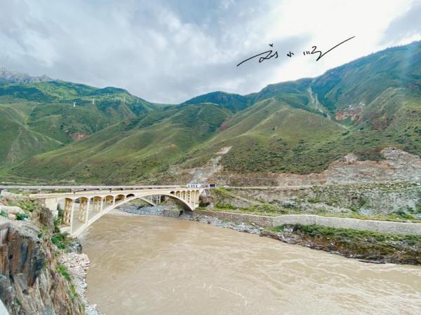 西藏洛隆的重要橋樑,就在國道349旁邊,曾是跨越怒江的唯一通道 西藏洛隆的重要橋樑,就在國道349旁邊,曾是跨越怒江的唯一通道