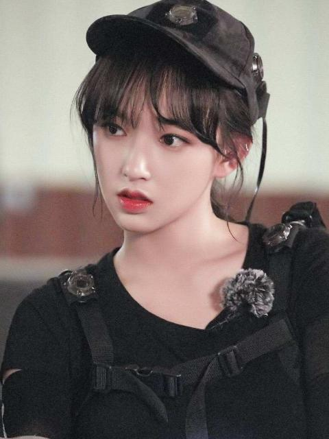 程瀟的髮際線雖然高，但她還挺會遮醜的，帽子+劉海看著挺可愛