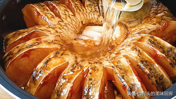 把一條魚放進電飯鍋裡，不加一滴水，出鍋太香了，肉嫩味道香