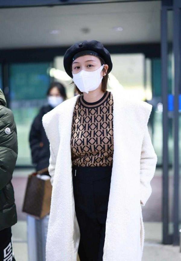 葉一茜也太時髦了！穿白色睡袍配馬丁靴走機場，別說還挺洋氣的