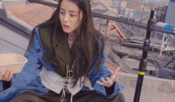 迪麗熱巴深夜與助理聚餐！喝豆奶濺一身表情失控，扎丸子頭好可愛