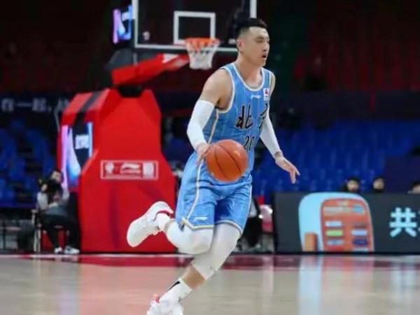 首鋼爆發內訌，翟曉川同3人對罵女記者，雅尼斯恐下課 裁判也幫忙