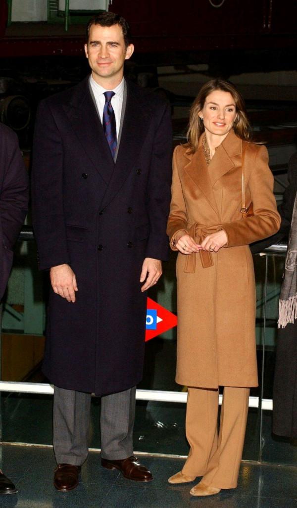 降溫怎麼穿搭?西班牙王后抗凍有一套,時尚並不意味著一定露腿 降溫怎麼穿搭?西班牙王后抗凍有一套,時尚並不意味著一定露腿