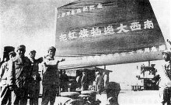 團長擋不住敵軍後逃跑，這個21歲傳令兵站出來：大家聽我的指揮