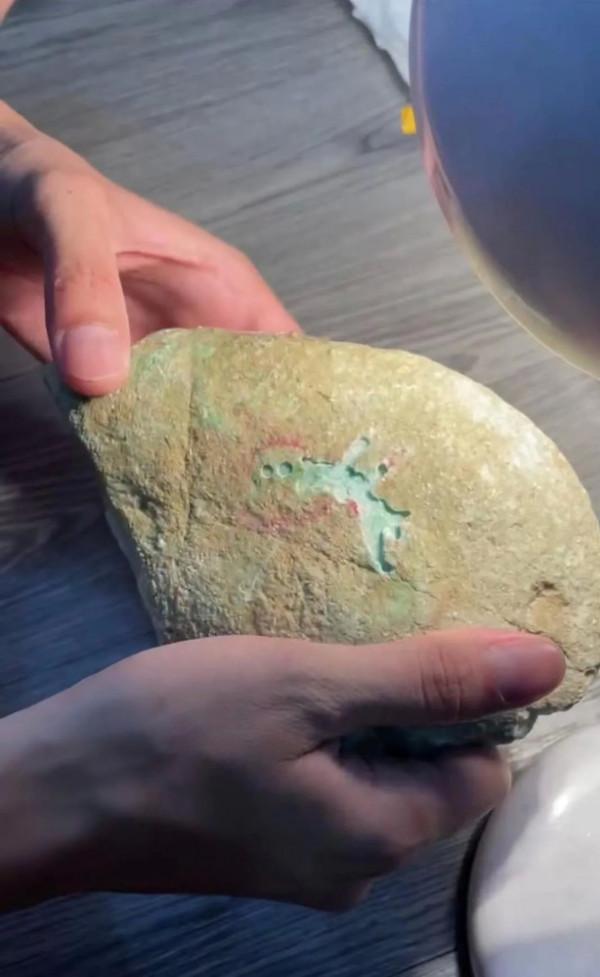 在深夜直播間“賭石”，韭菜們比翡翠還綠202110/1110:48每日人物企鵝號分享評論1