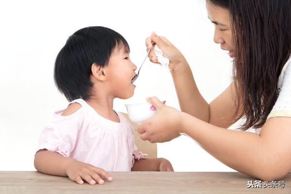 吃飯時千萬不要打罵孩子 容易讓孩子對吃飯產生了恐懼心理