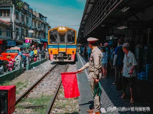 在泰國你應該乘坐火車來一次旅行，也許美景就在不經意之間