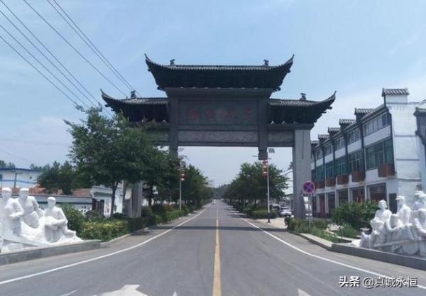 她對群眾滿腔熱情，對匪首侮辱勇敢狠咬，敵人對她勸降無效被殺害