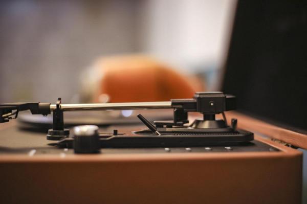 給自己的時光機：梵琺尼lp黑膠唱片機入手試聽