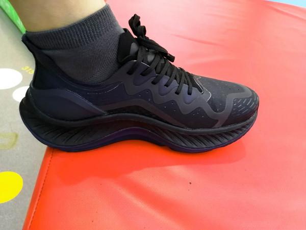 跑跳隨心，運動隨行，最懂我的運動好鞋--日常元素超臨界碳板鞋