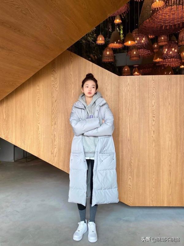 今年火了一種穿法叫:“羽絨服+無痕褲”,時髦顯瘦,明星都上頭 今年火了一種穿法叫:“羽絨服+無痕褲”,時髦顯瘦,明星都上頭