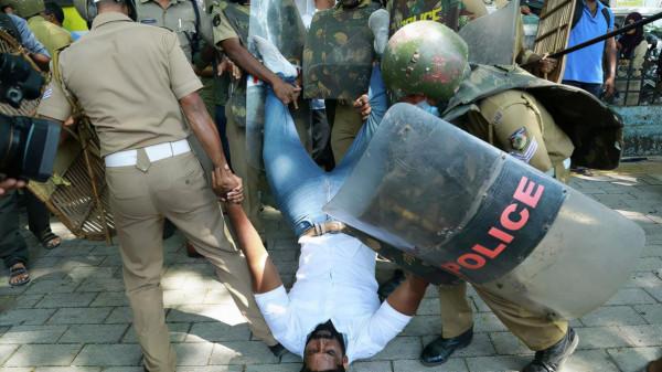 兩名政客12小時內在同一地區接連遇刺身亡,印度一邦局勢緊張 兩名政客12小時內在同一地區接連遇刺身亡,印度一邦局勢緊張
