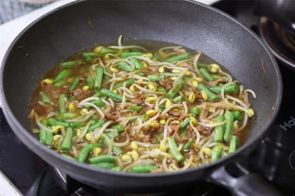 滷麵不香，湯麵麻煩，學會面條這做法，飯菜一鍋出，冷熱都好吃