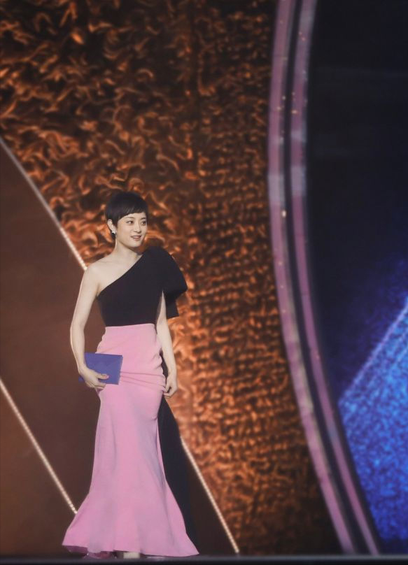 當孫儷穿一襲黑色羽毛裙,何止香肩撩人,更顯“甄嬛”霸氣 當孫儷穿一襲黑色羽毛裙,何止香肩撩人,更顯“甄嬛”霸氣