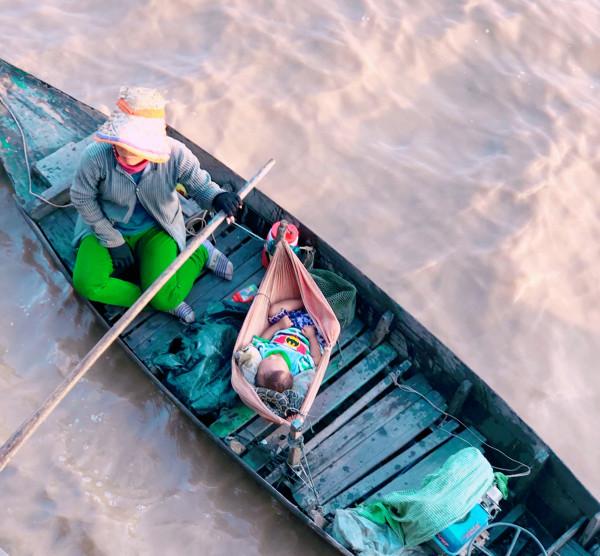 面積有4個新加坡大的淡水湖上，生存著70萬人，沒有國籍常被驅趕