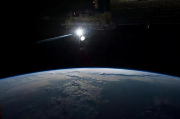 太陽的頭頂突然冒著“綠光”,網友:愛像一道光,綠得讓人發慌 太陽的頭頂突然冒著“綠光”,網友:愛像一道光,綠得讓人發慌