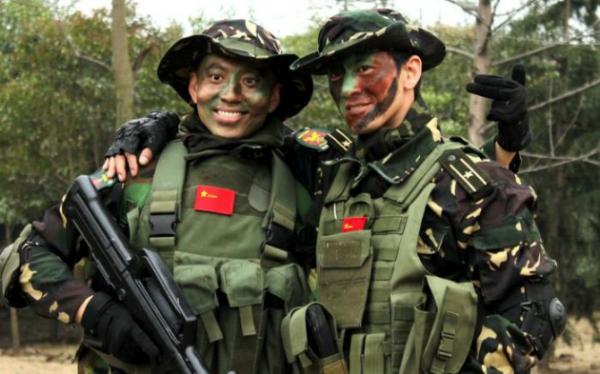 都是特種作戰,為何特種兵臉上塗抹油彩,而特警卻要戴面罩? 都是特種作戰,為何特種兵臉上塗抹油彩,而特警卻要戴面罩?