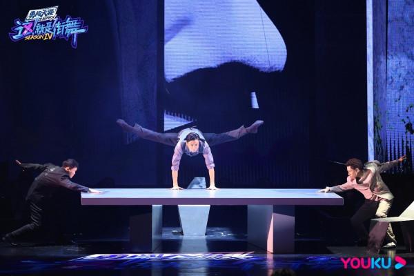 《這！就是街舞》第四季半決賽燃炸跨舞種融合戰 韓庚劉憲華王一博張藝興集體挑戰“扭脖舞”