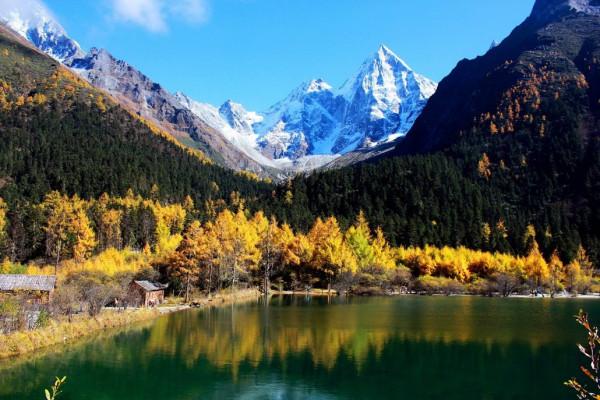 走進畢棚溝景區，擁有迷人的山水風光，景色美不勝收