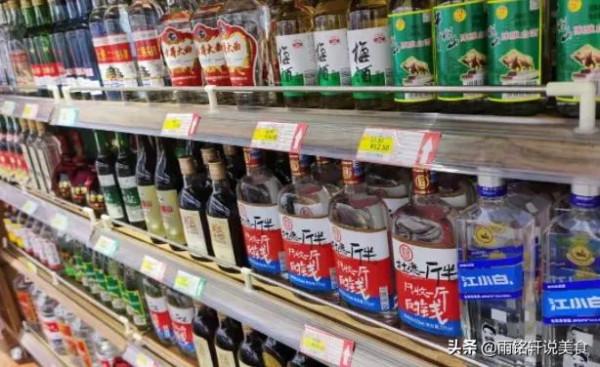 白酒瓶身帶有“1個記號”的,都是酒精勾兌酒,包裝再好也別要 白酒瓶身帶有“1個記號”的,都是酒精勾兌酒,包裝再好也別要