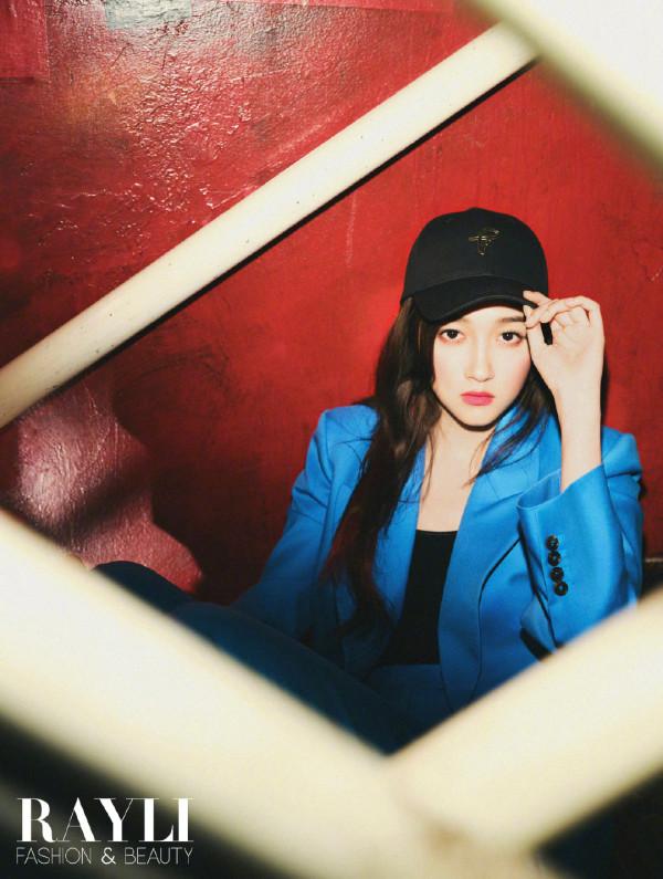 封面 | 關曉彤變身派對樂團歌手，展現超酷樂團風，潮流少女範十足