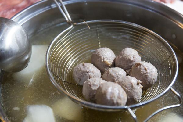 彈性十足的“潮汕牛肉丸”，都是用手工捶打的嗎？別再被商家騙了